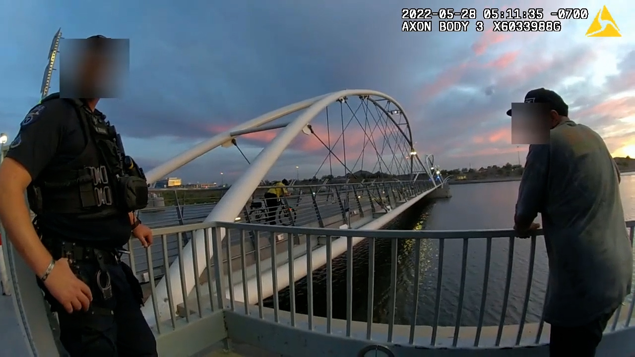 ΗΠΑ: Άνδρας πνιγόταν μέσα σε ποταμό μπροστά σε αστυνομικούς και εκείνοι τον κοίταζαν απαθείς