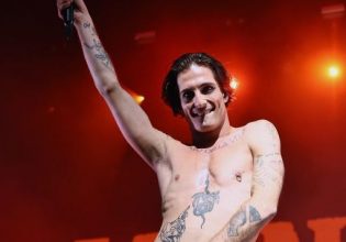 Τα πέταξε όλα στη σκηνή ο Damiano – Σόου μόνο με το… μποξεράκι του [Bίντεο]