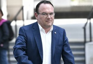 Γαλλία: Υπουργός του Μακρόν κατηγορείται για τρεις βιασμούς – 188 γυναίκες ζητούν την παραίτηση του