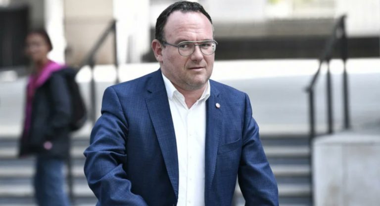 Γαλλία: Υπουργός του Μακρόν κατηγορείται για τρεις βιασμούς – 188 γυναίκες ζητούν την παραίτηση του