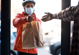 Έρευνα – σοκ: 8 στους 10 διανομείς τσιμπάνε λίγο από το φαγητό των πελατών πριν το παραδώσουν