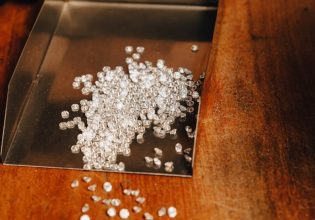 Πόλεμος: Η σύρραξη δεν επηρεάζει τη λάμψη των «ματωμένων διαμαντιών» της Ρωσίας