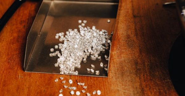 Πόλεμος: Η σύρραξη δεν επηρεάζει τη λάμψη των «ματωμένων διαμαντιών» της Ρωσίας