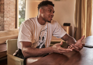 Αντετοκούνμπο: «Όταν έρχομαι εδώ νιώθω ξανά όπως όταν ήμουν παιδί» – Διακοπές στο Costa Navarino για τον «Greek Freak»