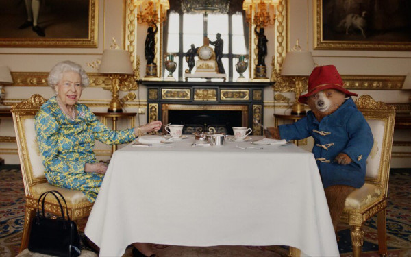 Βασίλισσα Ελισάβετ: Πίνει το τσάι της με τον αρκούδο Πάντινγκτον και γίνεται viral