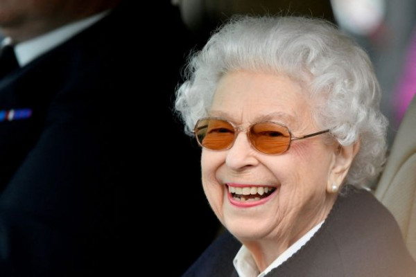 Το Παρίσι τιμά τη βασίλισσα Ελισάβετ: Παρουσία Μακρόν ανάβει σήμερα η φλόγα στην Αψίδα του Θριάμβου