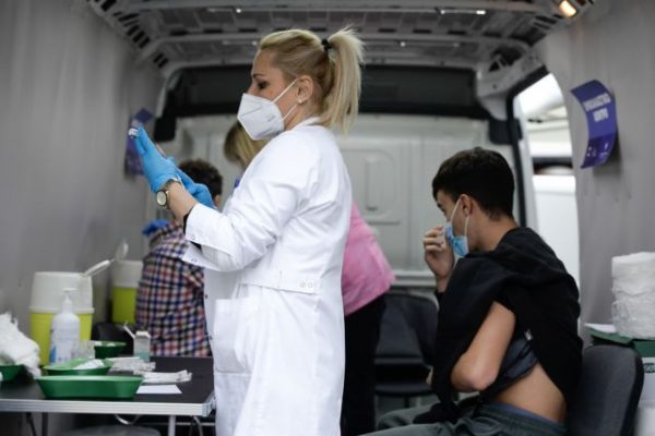 Κοροναϊός: Ανοίγει σήμερα η πλατφόρμα για τη 2η αναμνηστική δόση για ηλικίες 30-59 ετών