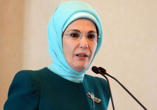 Τουρκία: Στόχος αποδοκιμασιών η Εμινέ Ερντογάν κατά τη διάρκεια παράστασης