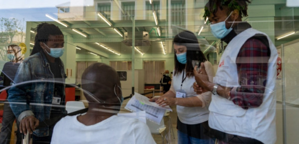 Κοροναϊός: Εμβολιασμούς σε ευάλωτους πληθυσμους στην Αθήνα από τους «Γιατρούς Χωρίς Σύνορα»