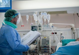 Κοροναϊός: Πιέζονται ξανά τα νοσοκομεία εξαιτίας της Όμικρον – 50% αύξηση στις εισαγωγές σε μία εβδομάδα