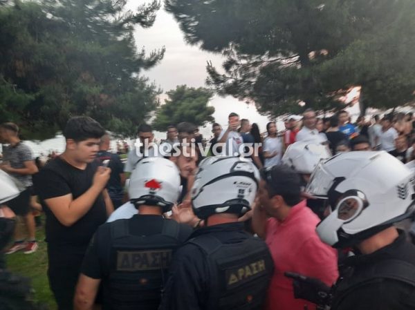 Thessaloniki Pride: Επεισόδια στην πορεία – Ακροδεξιοί πέταξαν μπουκάλια και έκαψαν σημαιάκια