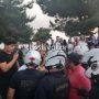Thessaloniki Pride: Επεισόδια στην πορεία – Ακροδεξιοί πέταξαν μπουκάλια και έκαψαν σημαιάκια