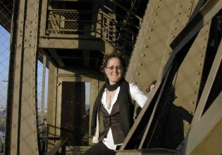 Έγινε και αυτό! Γυναίκα χώρισε… τον Πύργο του Άιφελ για να «τα φτιάξει» με έναν φράχτη