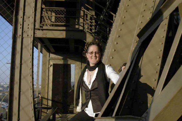 Έγινε και αυτό! Γυναίκα χώρισε… τον Πύργο του Άιφελ για να «τα φτιάξει» με έναν φράχτη