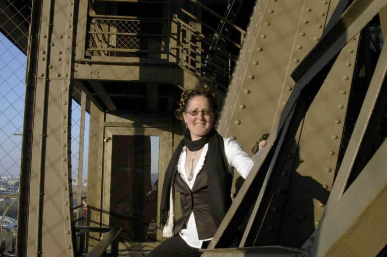 Έγινε και αυτό! Γυναίκα χώρισε… τον Πύργο του Άιφελ για να «τα φτιάξει» με έναν φράχτη