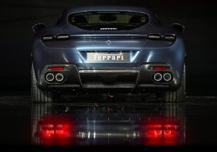 Η Κάρλα Λιούνι οδηγεί τη Ferrari στο κόσμο της μόδας