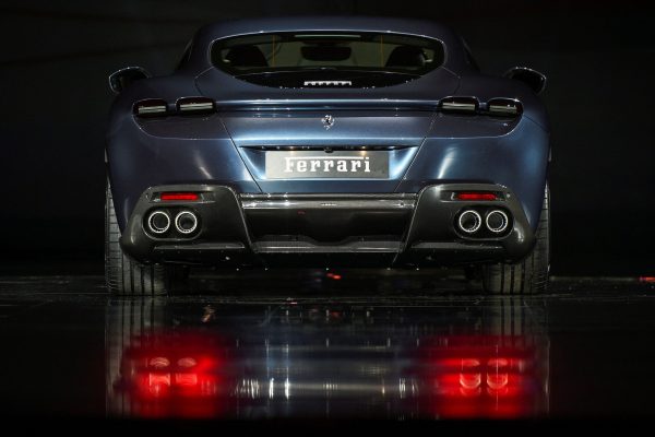 Η Κάρλα Λιούνι οδηγεί τη Ferrari στο κόσμο της μόδας