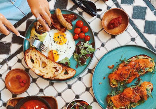 Για να ξεκινήσει όμορφα η αργία του Αγίου Πνεύματος: 10 βήματα για το τέλειο brunch στο σπίτι