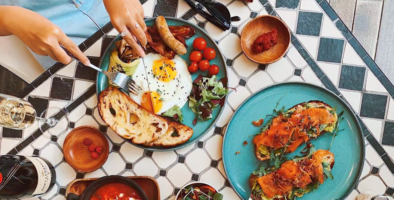 Για να ξεκινήσει όμορφα η αργία του Αγίου Πνεύματος: 10 βήματα για το τέλειο brunch στο σπίτι