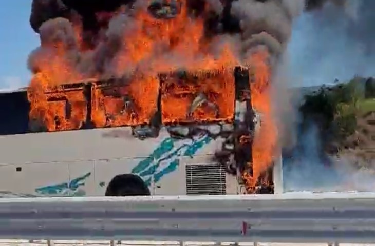 Ιόνια Οδός: Τουριστικό λεωφορείο τυλίχθηκε εν κινήσει στις φλόγες