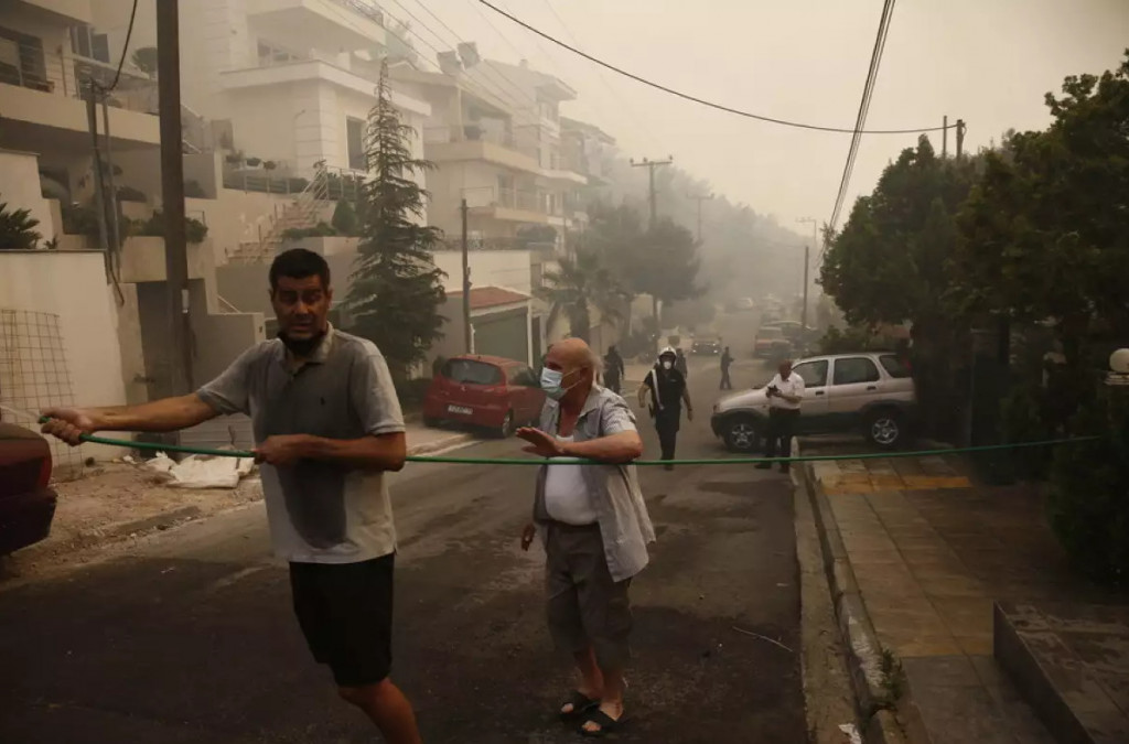 Φωτιά σε Βούλα και Βάρη: Ο Δημήτρης Καζάζης πάλεψε για να σώσει το σπίτι του