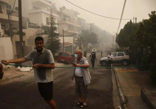 Φωτιά σε Βούλα και Βάρη: Ο Δημήτρης Καζάζης πάλεψε για να σώσει το σπίτι του
