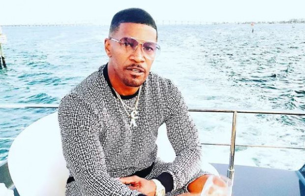 «Τα σπάει» στη Θεσσαλονίκη ο Τζέιμι Φοξ – Χορός μέχρι τελικής πτώσης σε εστιατόριο