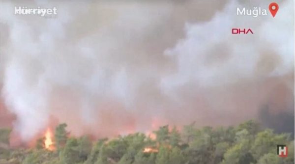 Μεγάλες πυρκαγιές στη Μαρμαρίδα – Επιθεώρηση Ερντογάν από ελικόπτερο