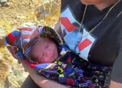 Λέσβος: Γυναίκα πρόσφυγας γέννησε ενώ ήταν εγκλωβισμένη σε βραχονησίδα – Στήθηκε επιχείρηση από το Λιμενικό