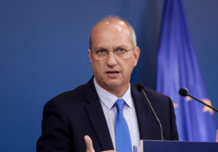 Οικονόμου: Δείτε live την ενημέρωση των πολιτικών συντακτών από τον κυβερνητικό εκπρόσωπο