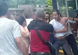 Βενεζουέλα: Ομάδα ατόμων προπηλακίζει τον Χουάν Γκουαϊδό κατά τη διάρκεια της περιοδείας του