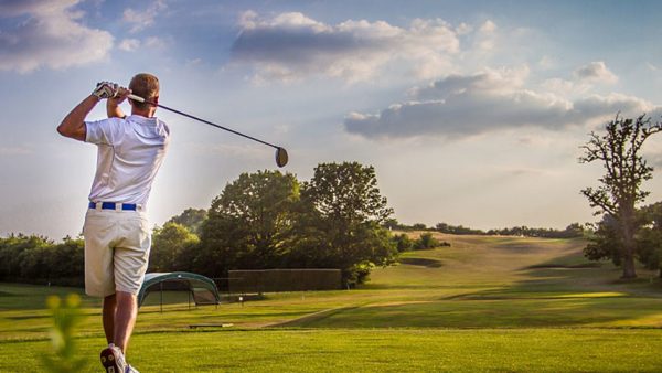 Γκολφ: Απίστευτο σκηνικό σε αγώνα – Το μπαλάκι βρήκε στο κεφάλι θεατή και τον ξάπλωσε αναίσθητο