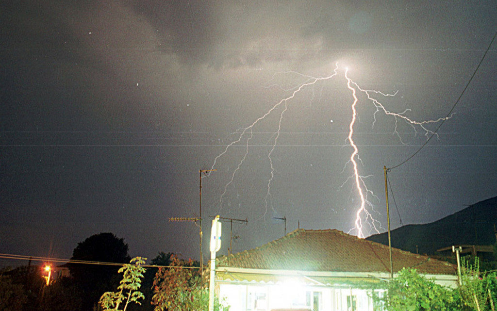 Κακοκαιρία: Ισχυρή καταιγίδα χτυπάει την Αττική – Πολλοί κεραυνοί