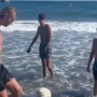 Ο Χάαλαντ έπαιξε μπάλα με παιδιά στην παραλία (vid)
