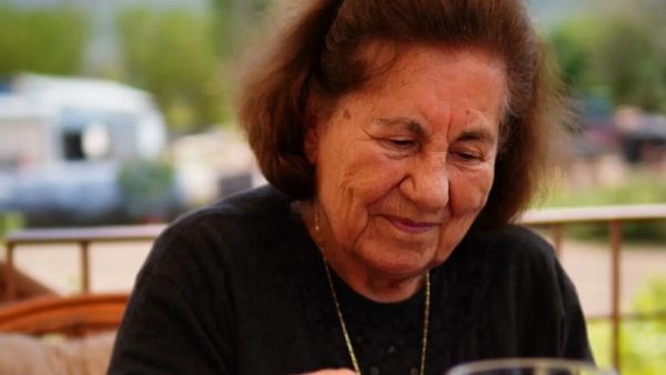 Η Ελληνίδα γιαγιά που έχει μαγέψει το TikTok με τη μαγειρική της