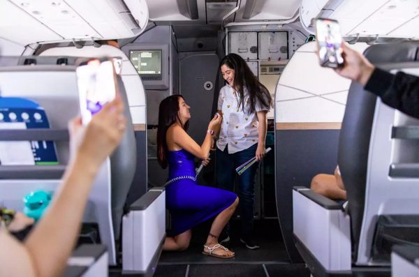ΗΠΑ: Αεροσυνοδός έκανε «on air» πρόταση γάμου στην εκλεκτή της καρδιάς της