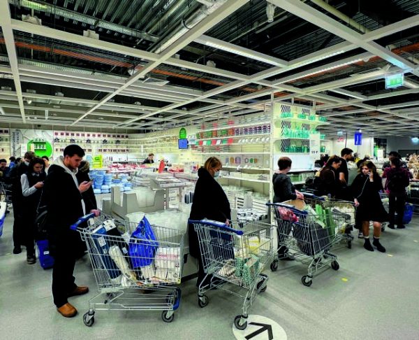 Η ΙΚΕΑ βάζει πωλητήριο στα εργοστάσιά της στη Ρωσία και σχεδιάζει περικοπή θέσεων εργασίας