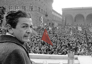 Η στιγμή που ο ηγέτης του Κομμουνιστικό Κόμματος Ενρίκο Μπερλινγκουέρ παθαίνει εγκεφαλικό την ώρα που μιλούσε σε κόσμο