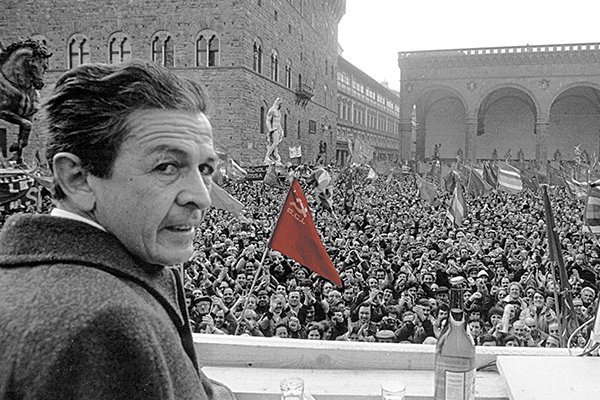 Η στιγμή που ο ηγέτης του Κομμουνιστικό Κόμματος Ενρίκο Μπερλινγκουέρ παθαίνει εγκεφαλικό την ώρα που μιλούσε σε κόσμο