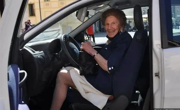 Μία 100χρονη Ιταλίδα ανανέωσε την άδεια οδήγησης για δύο χρόνια