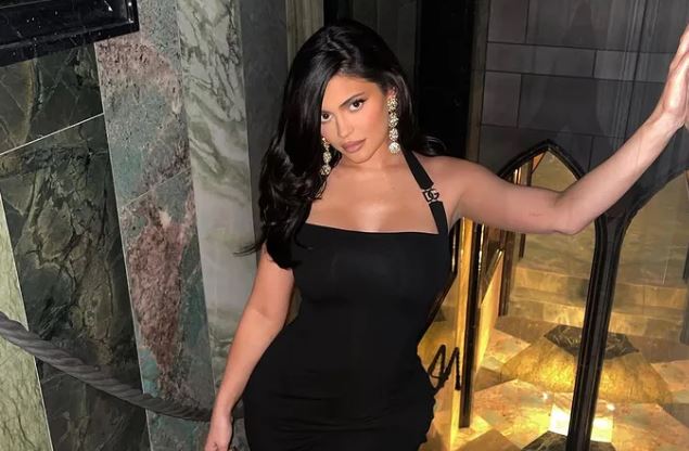 Κολάζει η Κάιλι Τζένερ: Ποζάρει γυμνόστηθη με σύνθημα «ελευθερώστε τις θηλές»