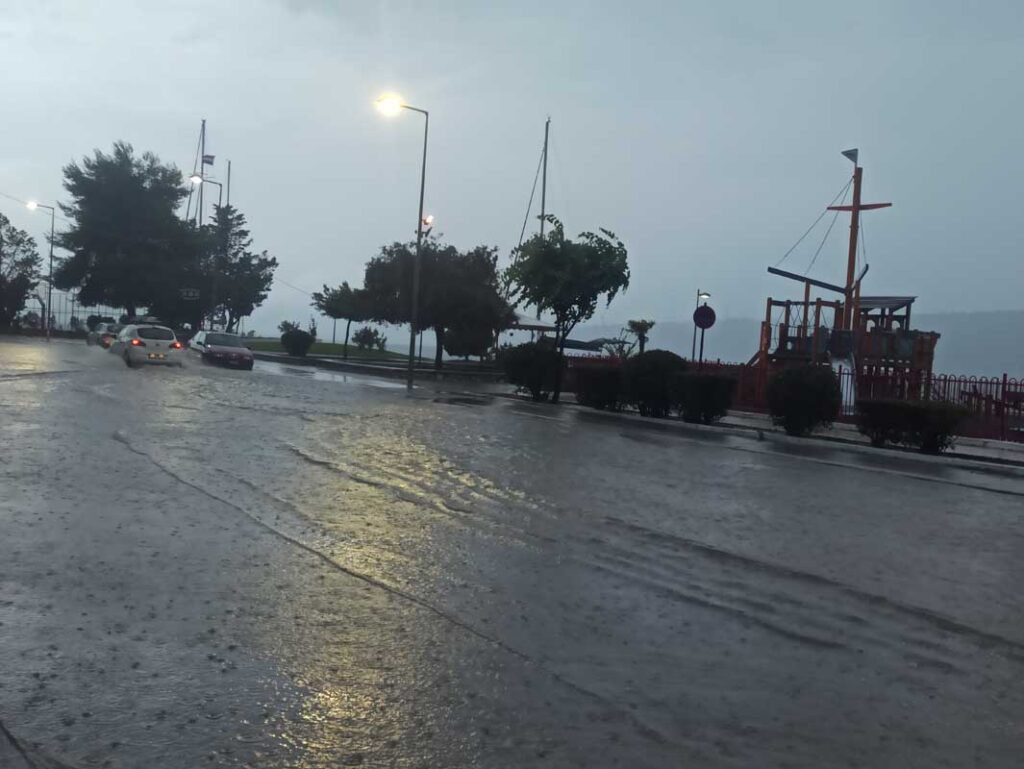 Κακοκαιρία Genesis: Σαρώνει την Αμφιλοχία – Θάλασσα και στεριά έγιναν ένα