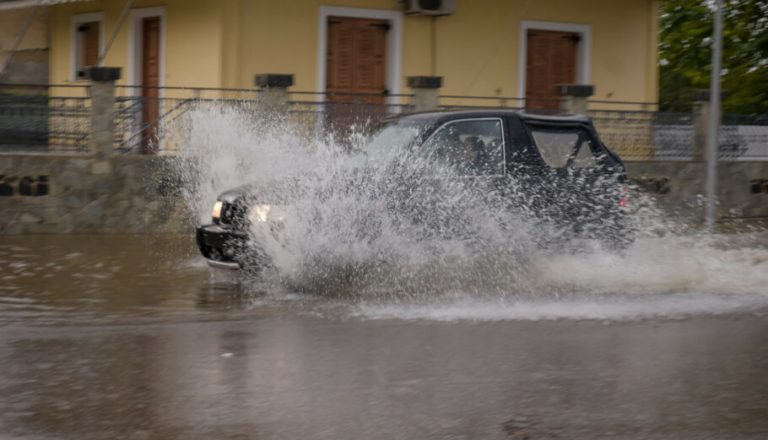 Κακοκαιρία: Περαστικοί σώζουν οδηγό δικύκλου που εγκλωβίστηκε στα ορμητικά νερά (βίντεο)