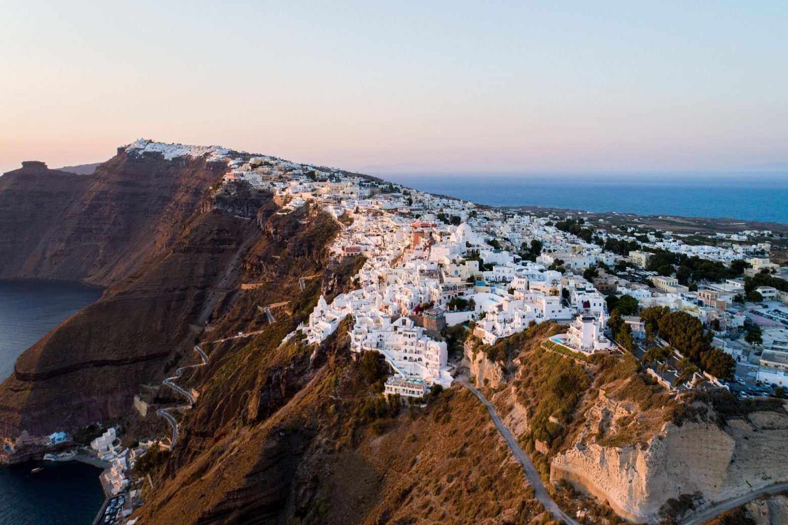 Σαντορίνη: Τραυμάτισαν με το ΙΧ τους σκυλάκι και το έριξαν στην πλαγιά της καλντέρας