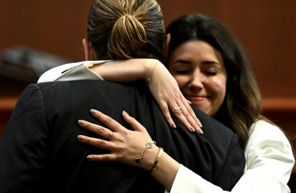 Τζόνι Ντεπ: Τέλος στις φήμες ότι είναι ζευγάρι με τη δικηγόρο του – Εθεάθη με τον σύντροφό της