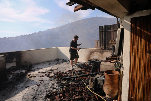 Φωτιά στη Βούλα: «Μπαλάκι» οι ευθύνες για την καταστροφική φωτιά