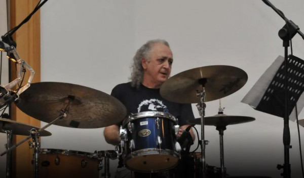 Ανείπωτη θλίψη: Πέθανε ο σπουδαίος ντράμερ και δάσκαλος της τζαζ Νίκος Καπηλίδης