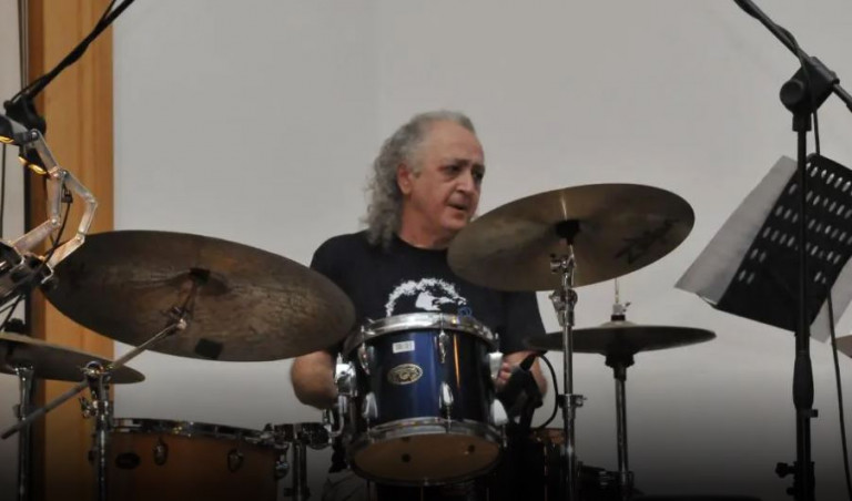 Ανείπωτη θλίψη: Πέθανε ο σπουδαίος ντράμερ και δάσκαλος της τζαζ Νίκος Καπηλίδης