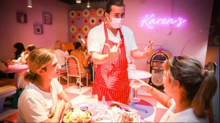 Το εστιατόριο με τους πιο αγενείς σερβιτόρους του κόσμου: «Ορίστε το φαγητό σου, φάτο και άντε γαμ@@σου» λένε στους πελάτες