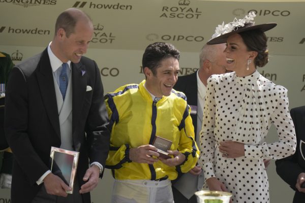 Η Κέιτ Μίντλετον με look πανομοιότυπο της Νταϊάνα στις βασιλικές ιπποδρομίες του Άσκοτ